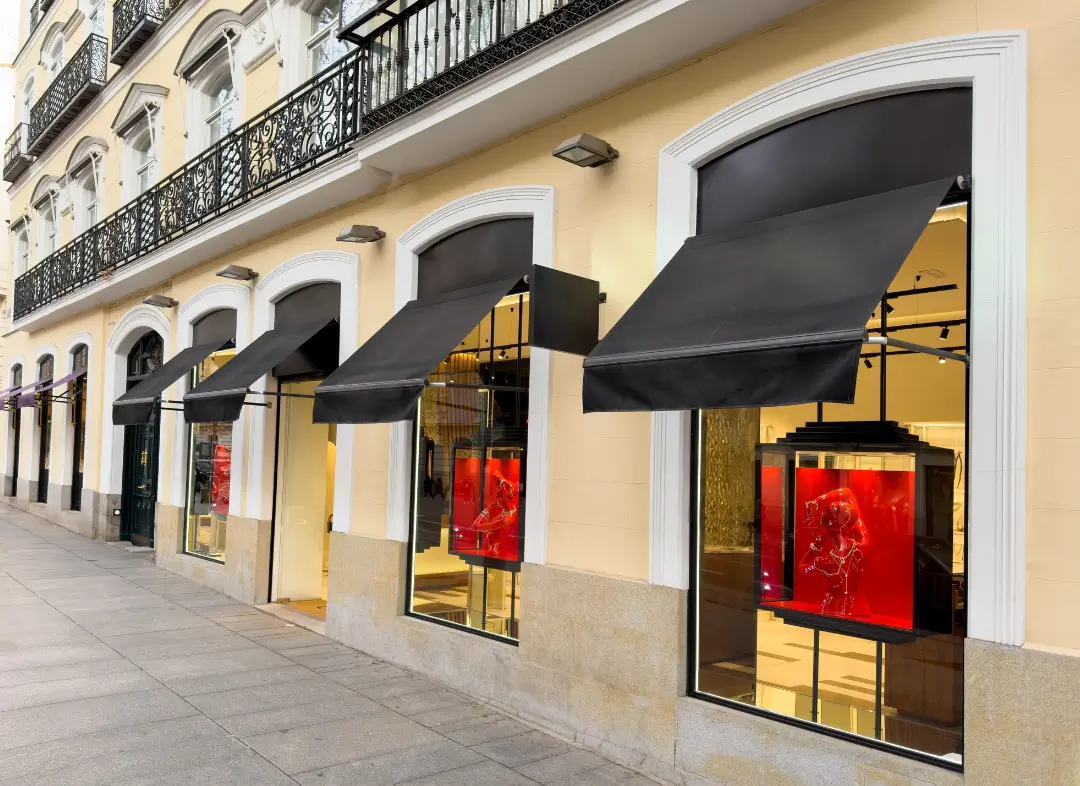 Façade vitrine de magasin en aluminium sur mesure à Milhaud